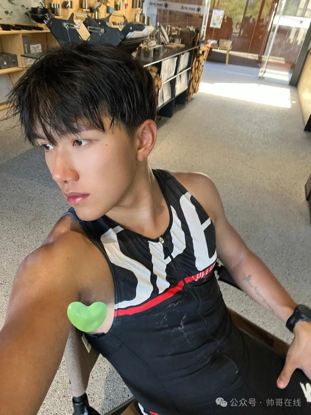 190CM长腿肌肉健身帅哥，这长相太对味了!