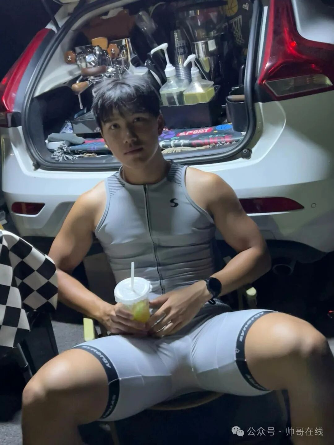 190CM长腿肌肉健身帅哥，这长相太对味了!