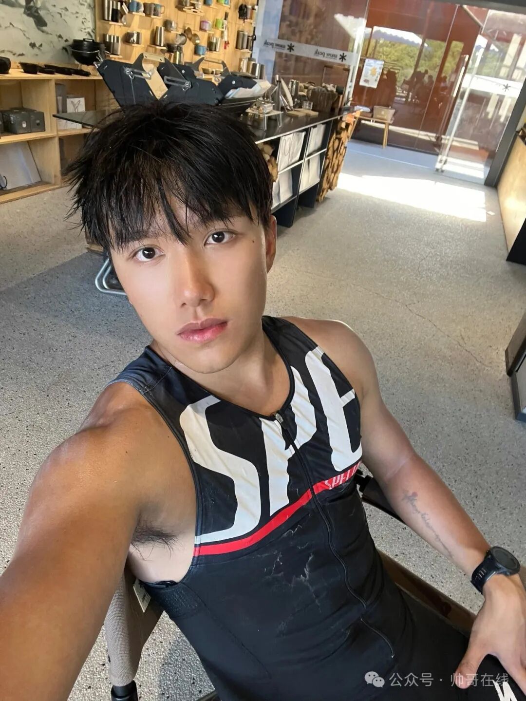 190CM长腿肌肉健身帅哥，这长相太对味了!