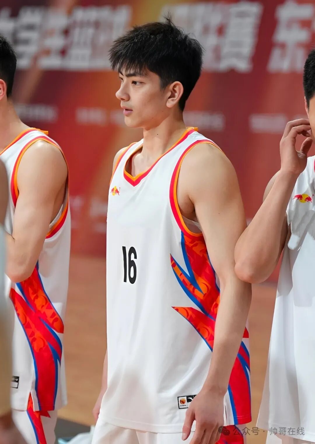 爆火出圈的吉大16号篮球体育生，帅的没边了！