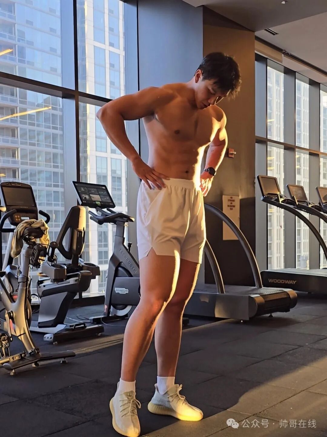 190CM长腿肌肉健身帅哥，这长相太对味了!