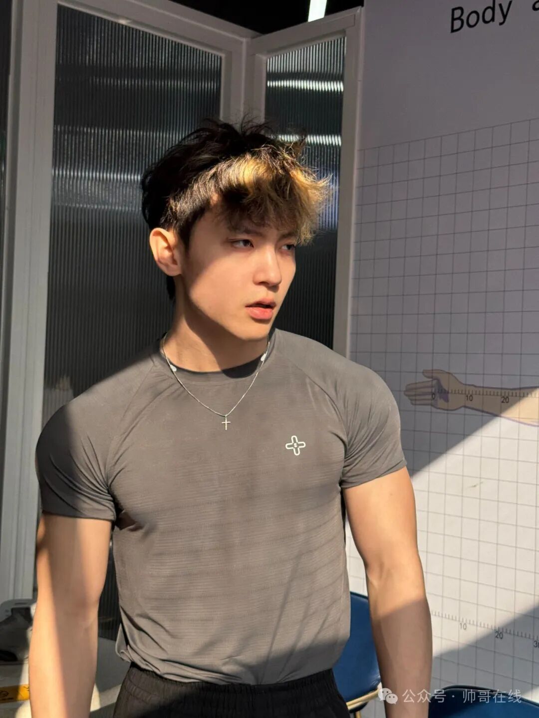 肌肉私教换衣被抓拍，宽肩胸肌身材网友们都馋了!