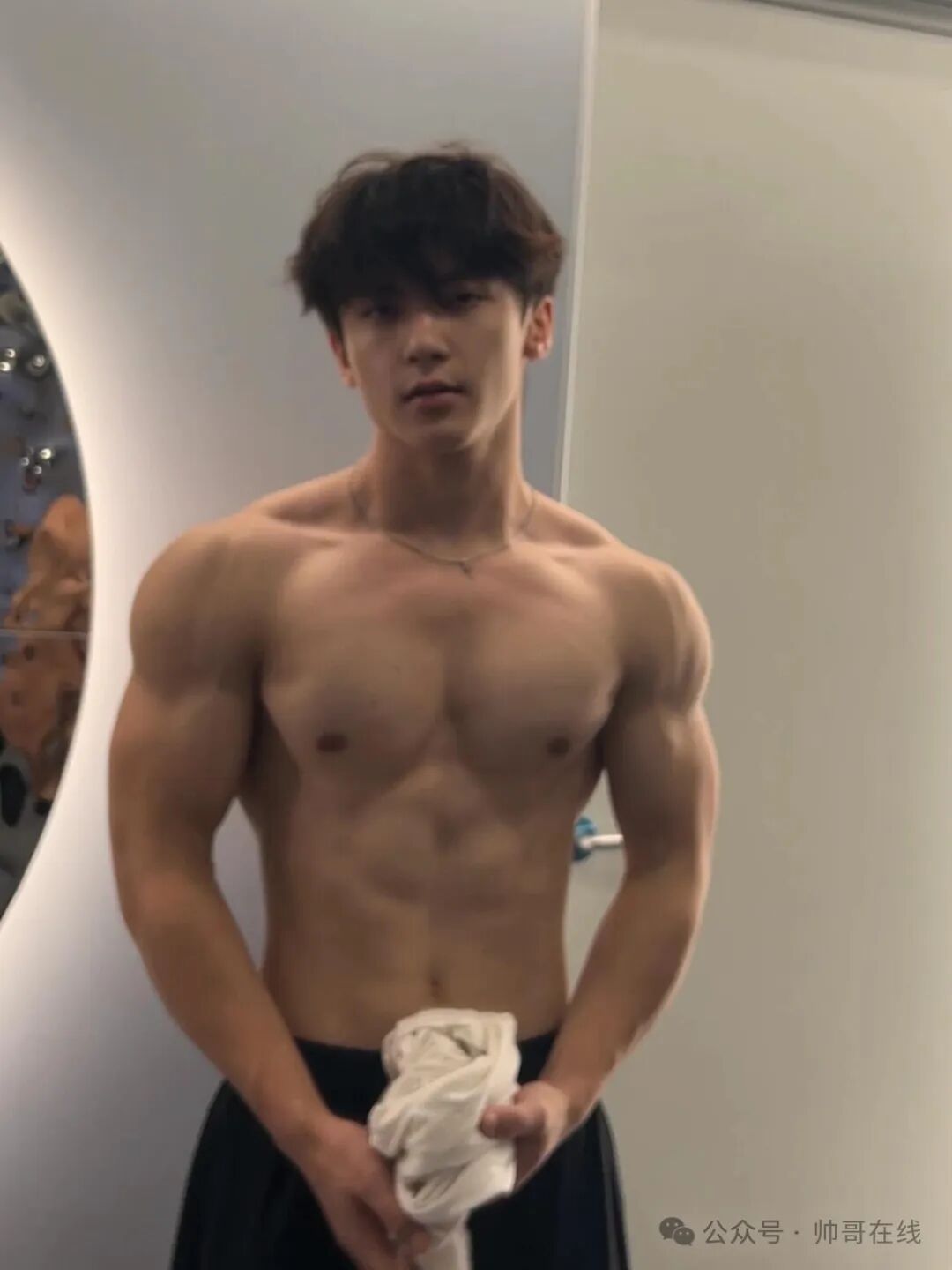 肌肉私教换衣被抓拍，宽肩胸肌身材网友们都馋了!