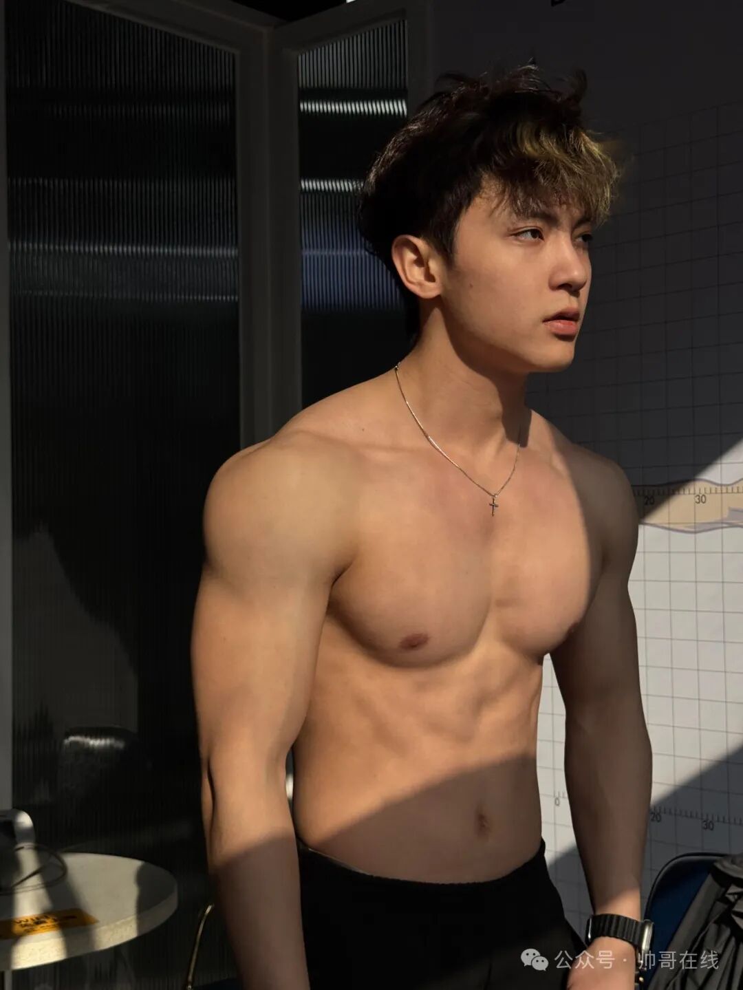 肌肉私教换衣被抓拍，宽肩胸肌身材网友们都馋了!