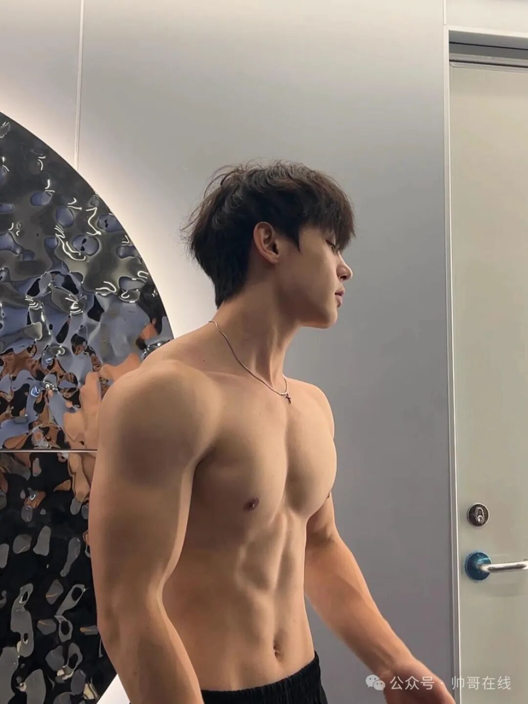 肌肉私教换衣被抓拍，宽肩胸肌身材网友们都馋了!