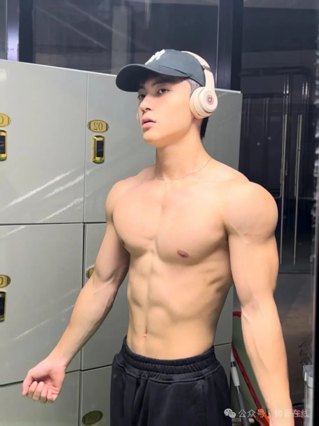 肌肉私教换衣被抓拍，宽肩胸肌身材网友们都馋了!
