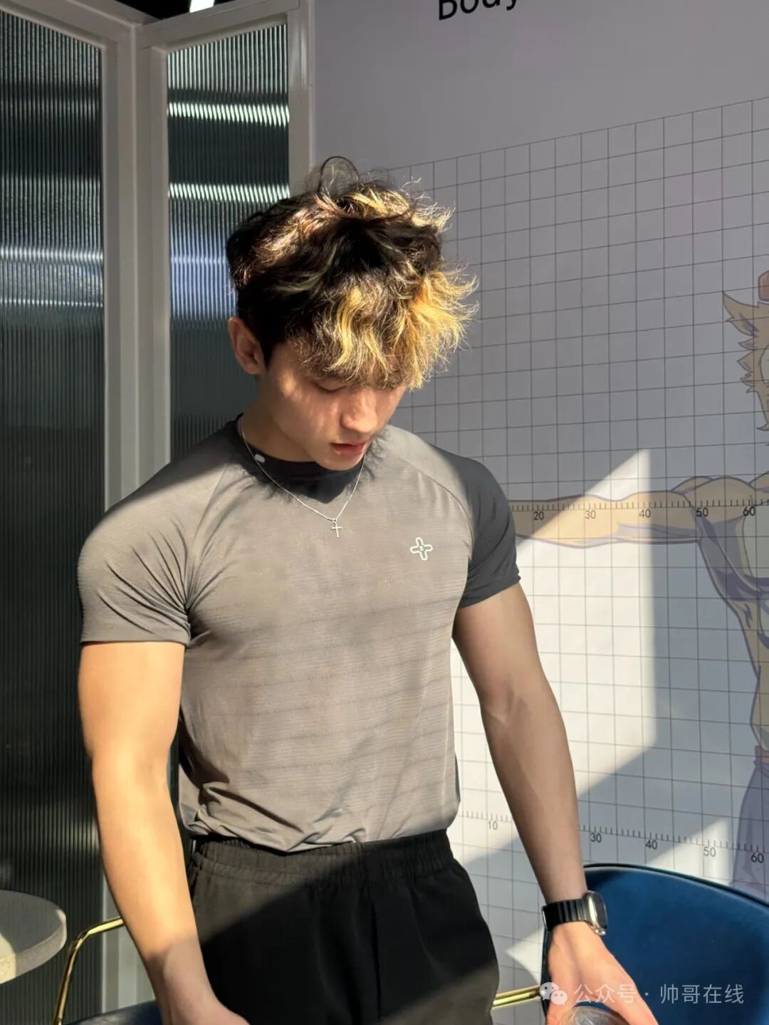 肌肉私教换衣被抓拍，宽肩胸肌身材网友们都馋了!