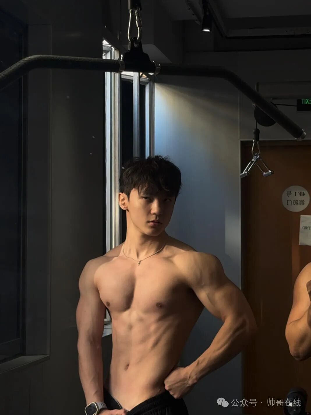 肌肉私教换衣被抓拍，宽肩胸肌身材网友们都馋了!