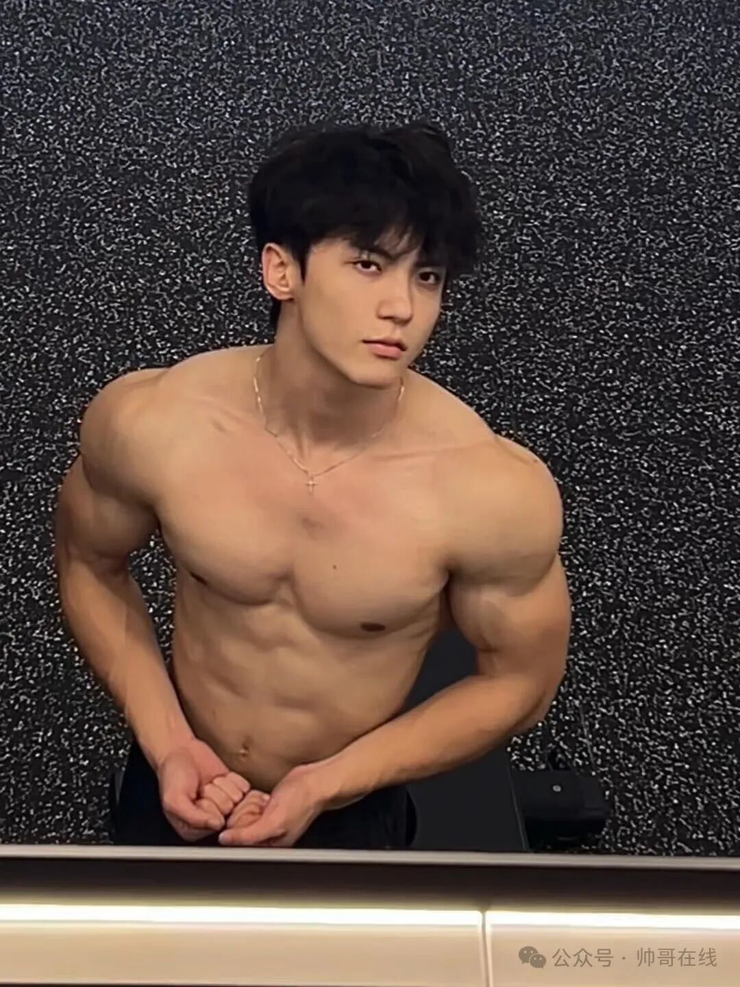 肌肉私教换衣被抓拍，宽肩胸肌身材网友们都馋了!