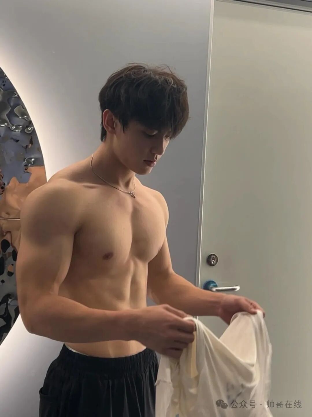 肌肉私教换衣被抓拍，宽肩胸肌身材网友们都馋了!