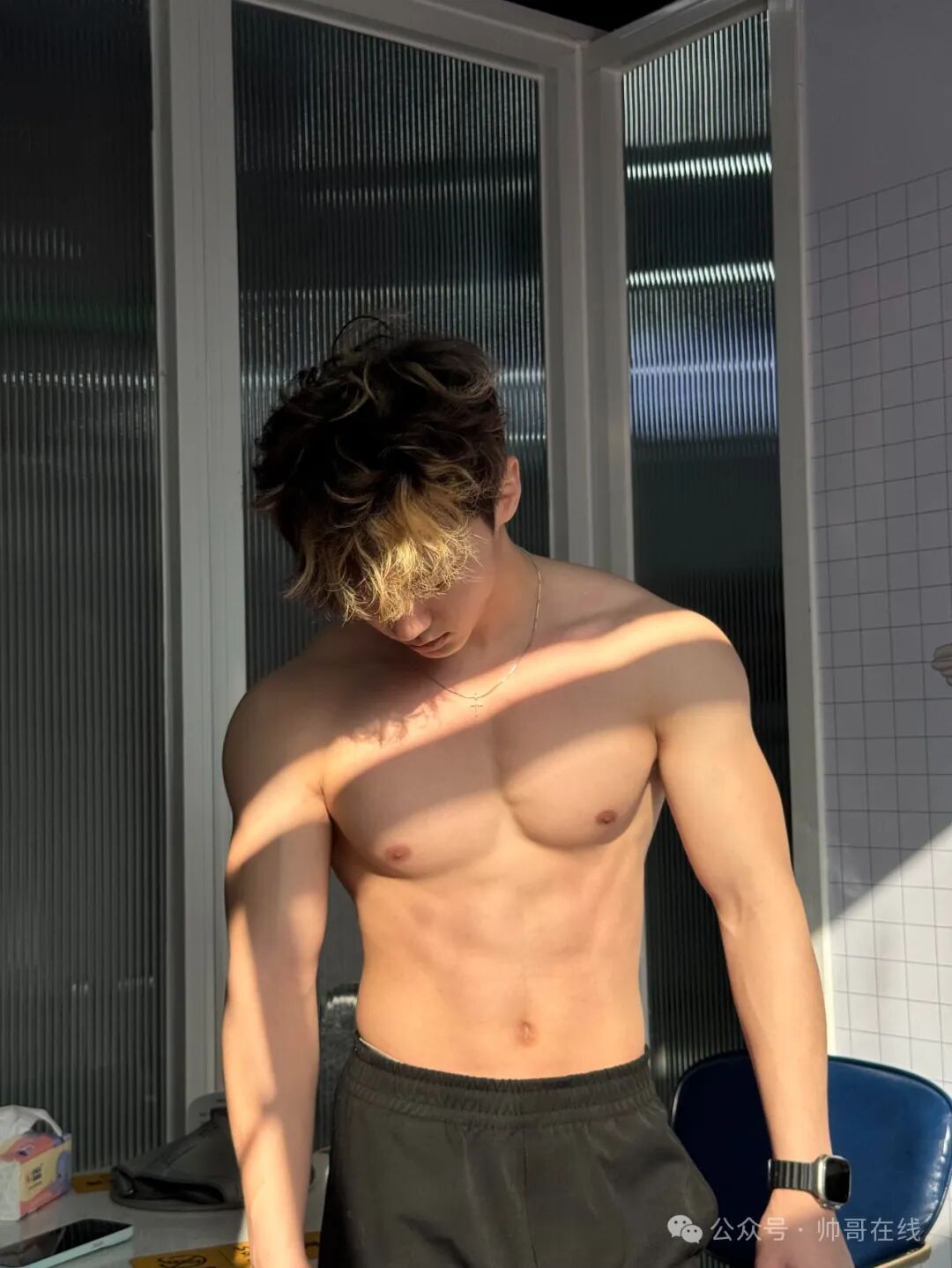 肌肉私教换衣被抓拍，宽肩胸肌身材网友们都馋了!