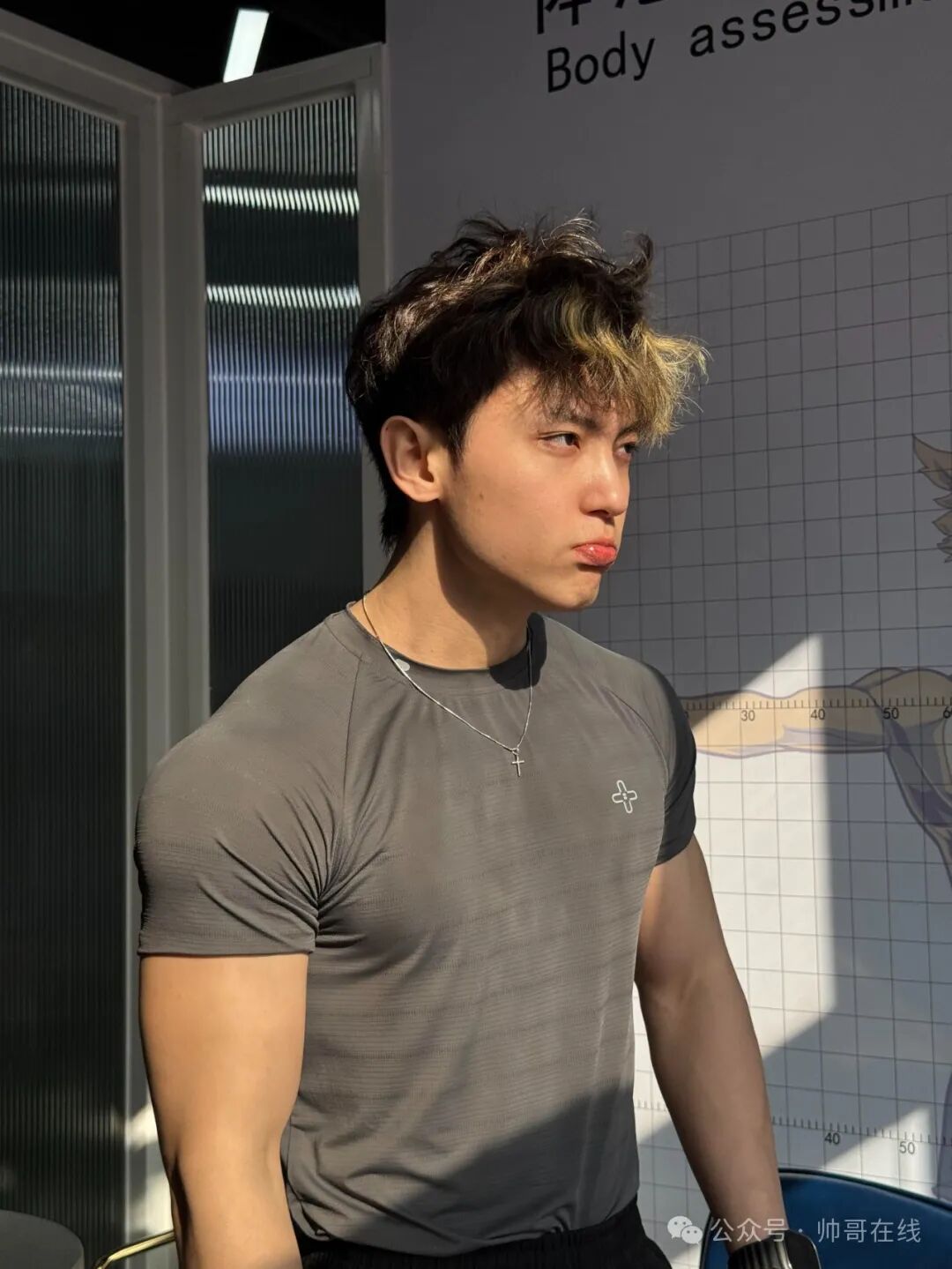 肌肉私教换衣被抓拍，宽肩胸肌身材网友们都馋了!