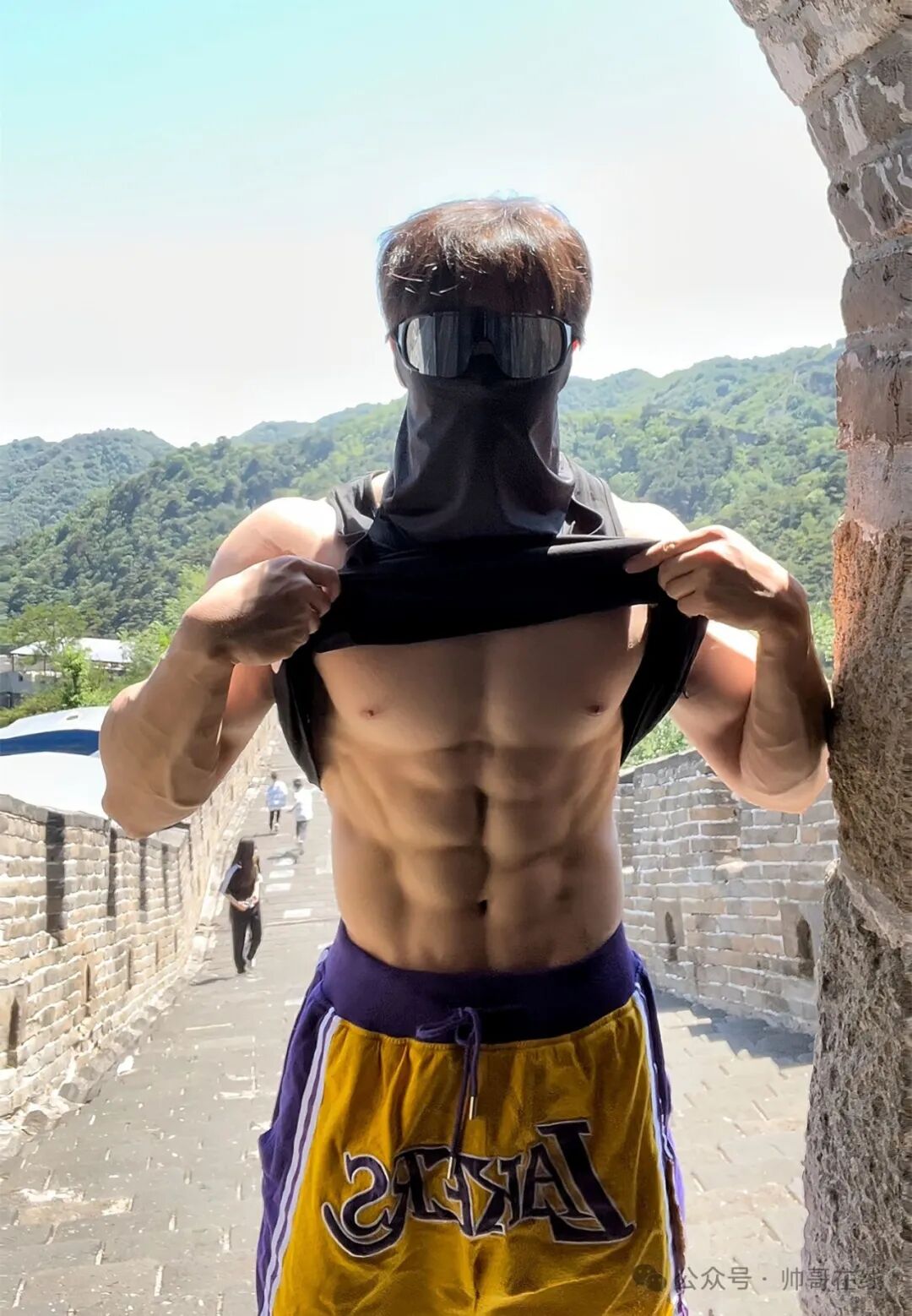 紧身骑行服白皮肌肉健身帅哥，这宽肩窄腰也太绝了！