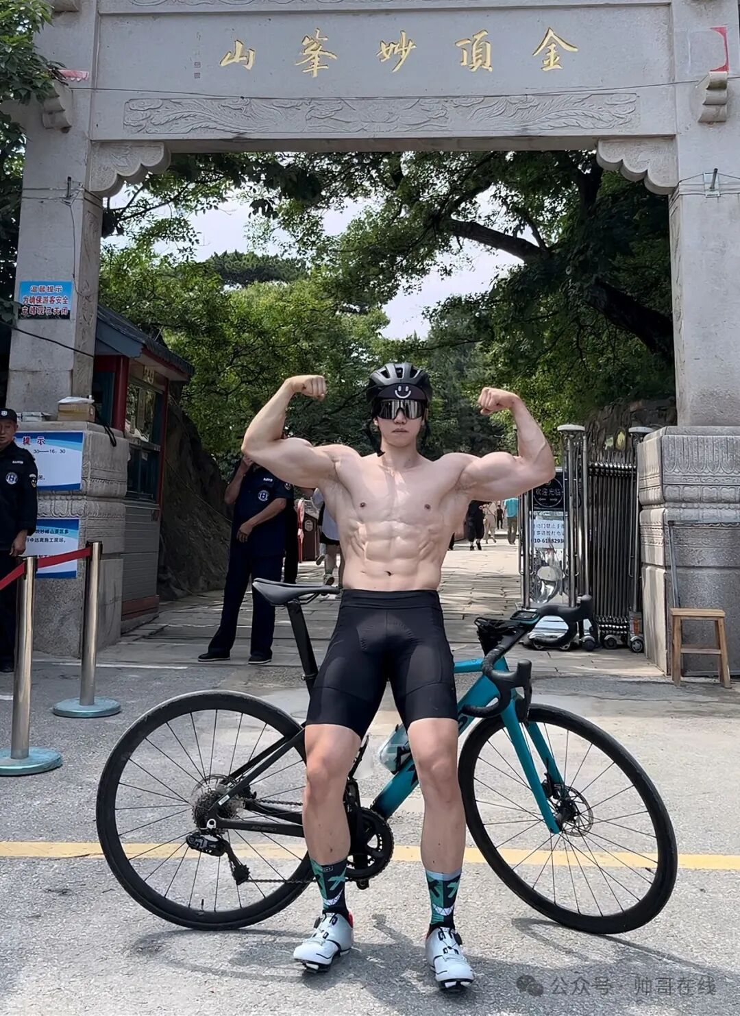 紧身骑行服白皮肌肉健身帅哥，这宽肩窄腰也太绝了！