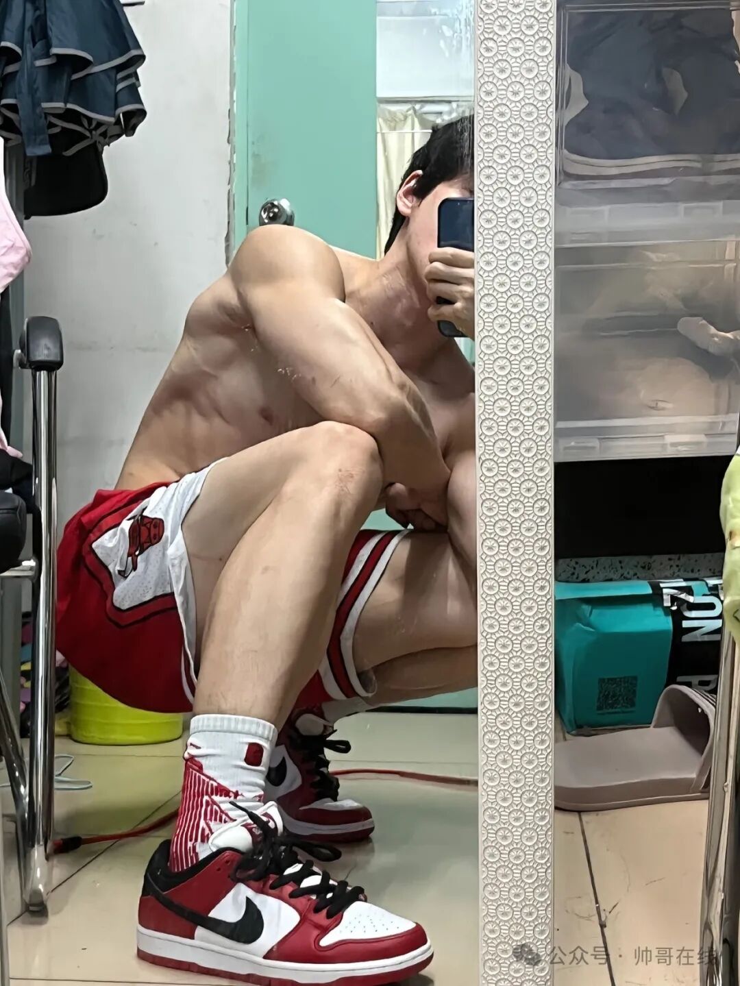 紧身骑行服白皮肌肉健身帅哥，这宽肩窄腰也太绝了！