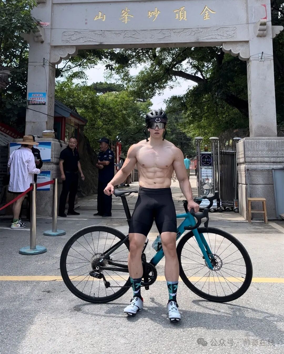 紧身骑行服白皮肌肉健身帅哥，这宽肩窄腰也太绝了！