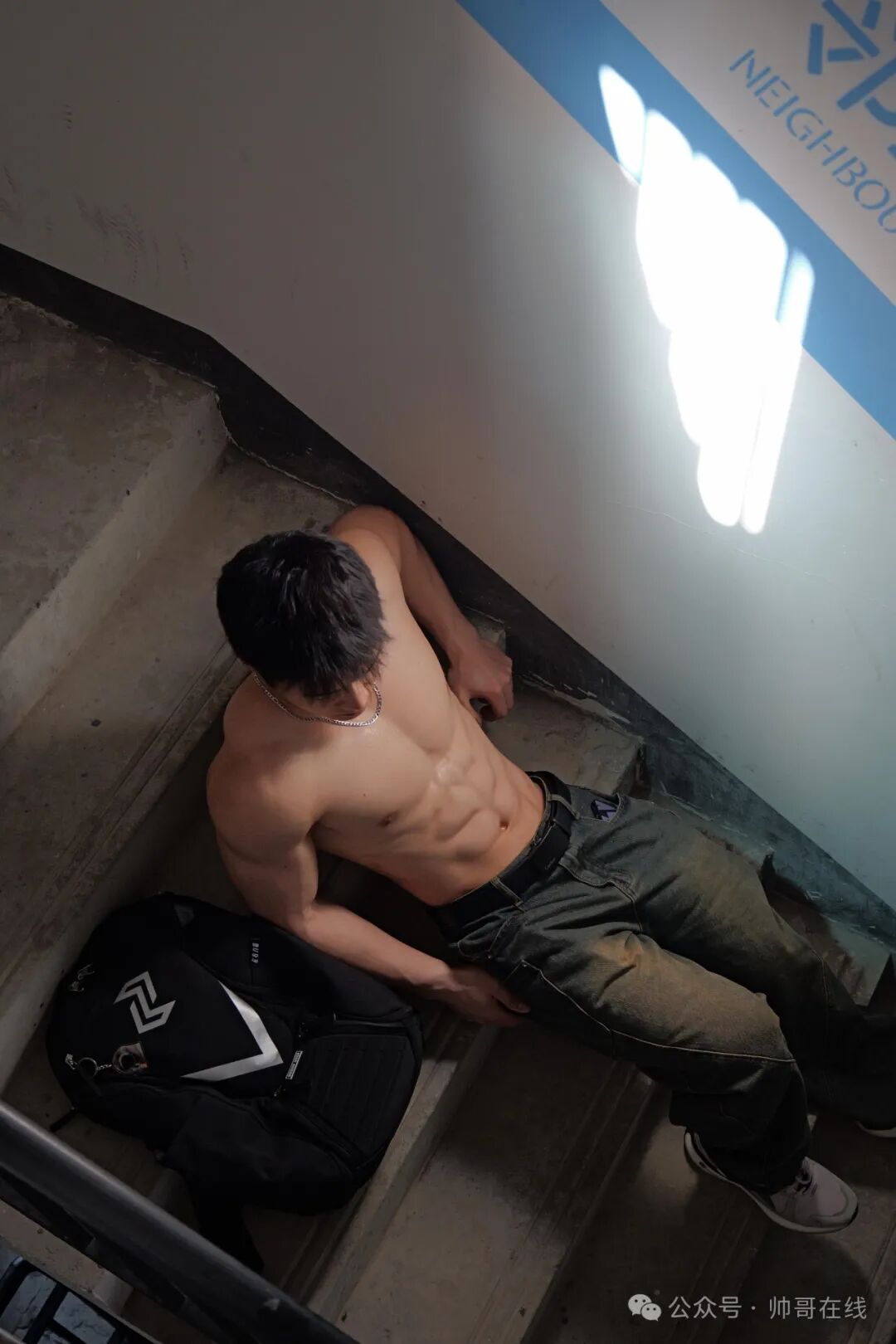 楼道里的低体脂腹肌体育生，实力很可以!