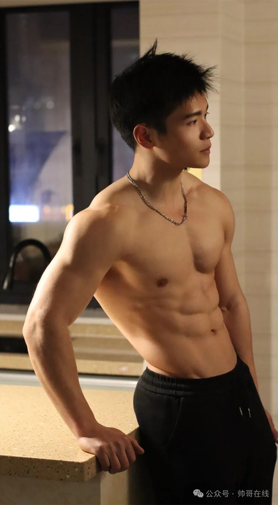 楼道里的低体脂腹肌体育生，实力很可以!