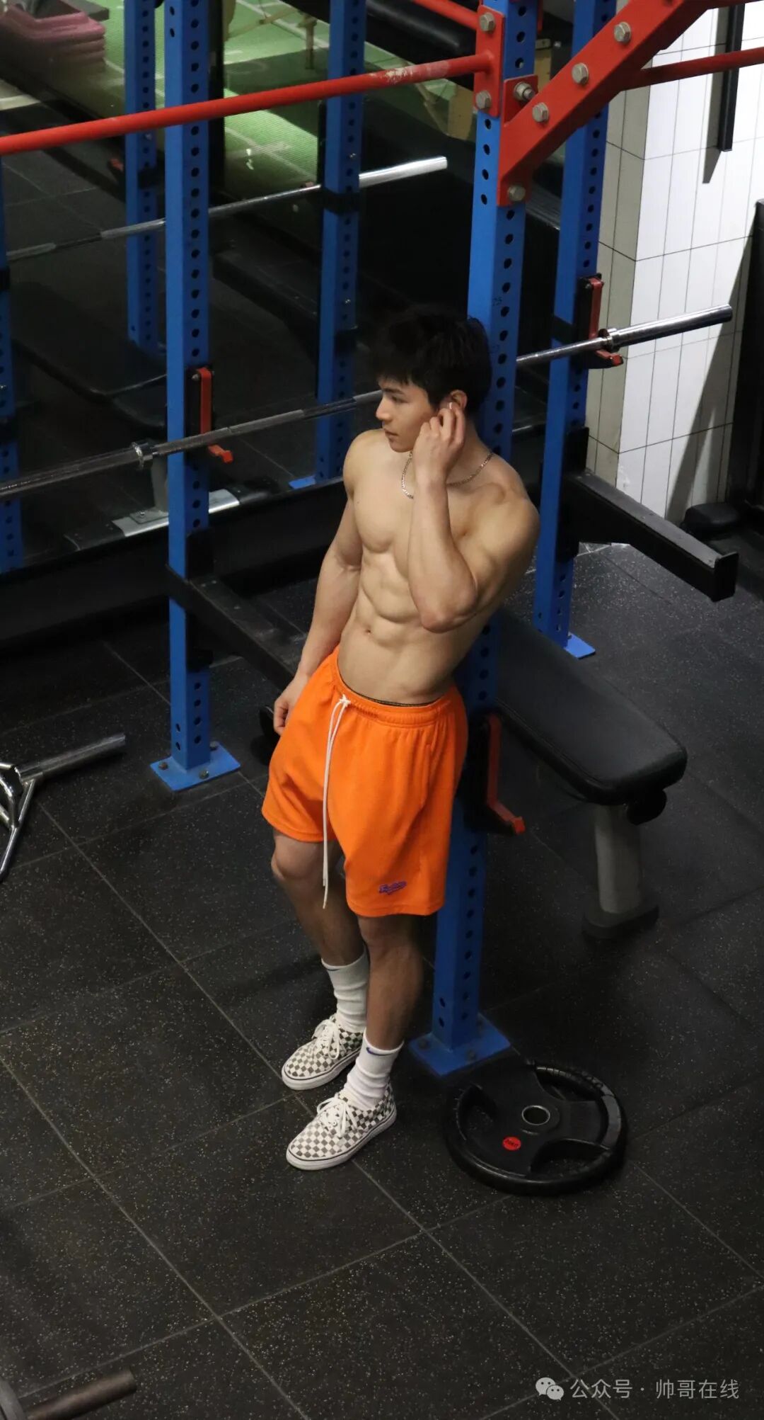 楼道里的低体脂腹肌体育生，实力很可以!