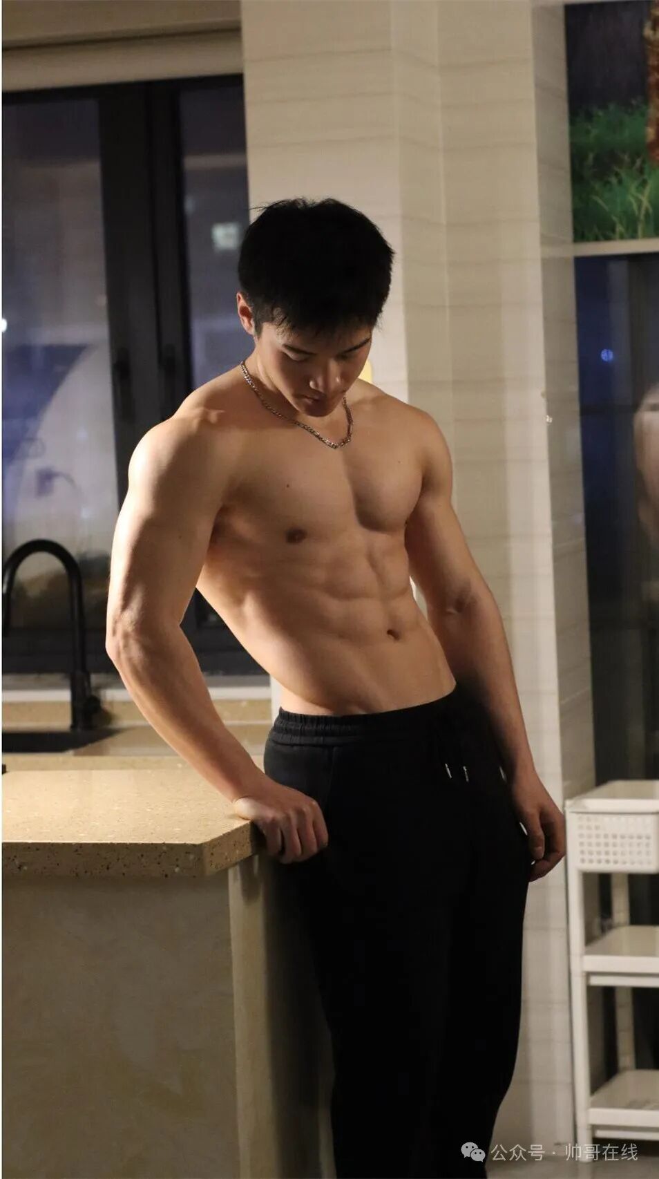 楼道里的低体脂腹肌体育生，实力很可以!