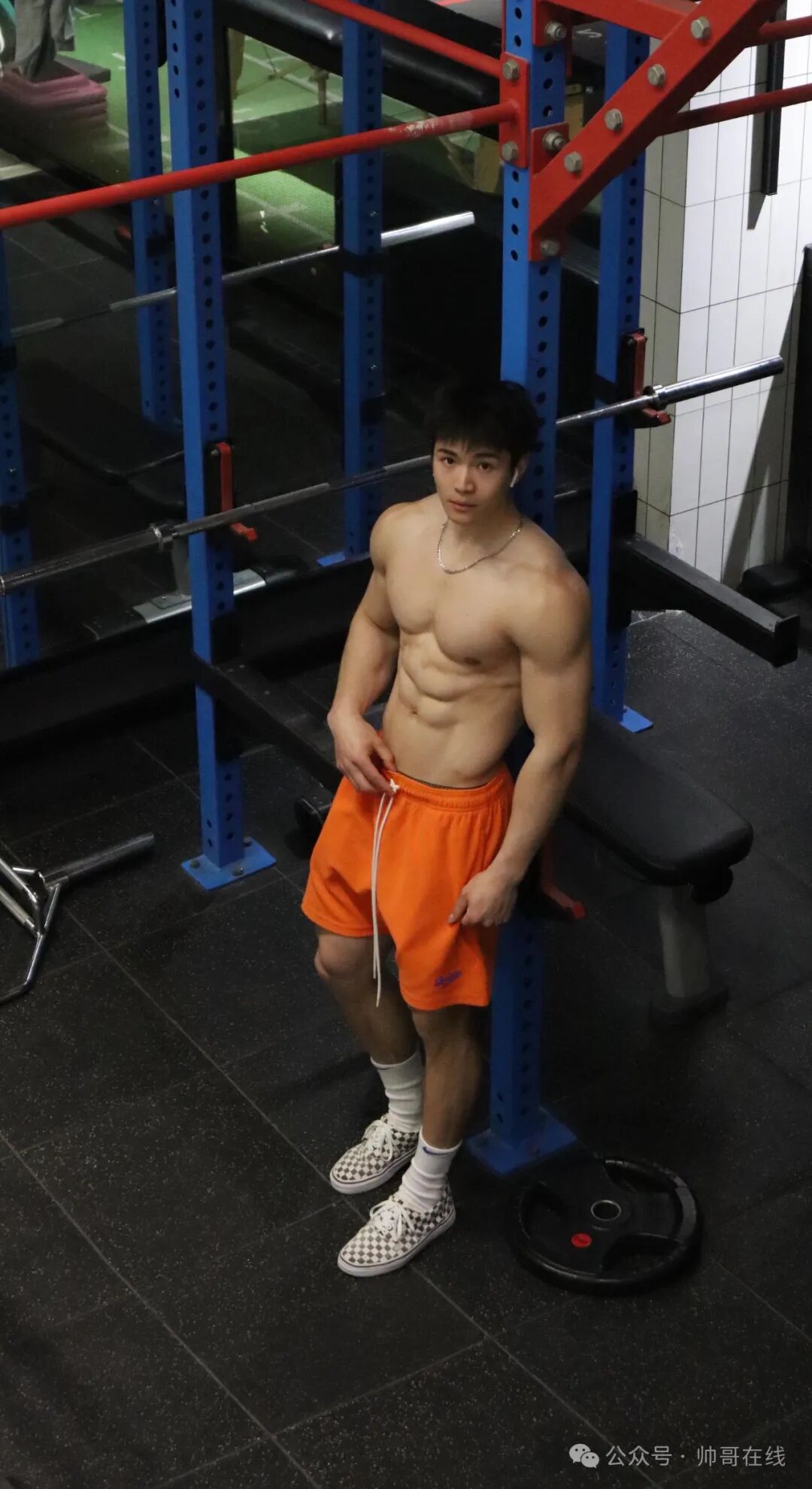 楼道里的低体脂腹肌体育生，实力很可以!