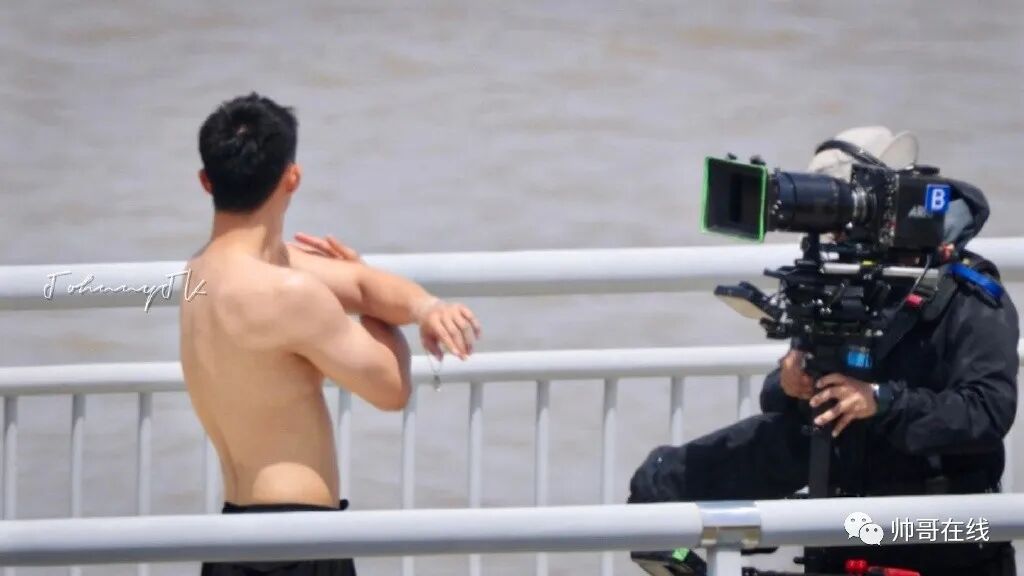 还这扑面而来的腹肌,不得不说,黄景瑜的外型和身材,张力真的爆表了