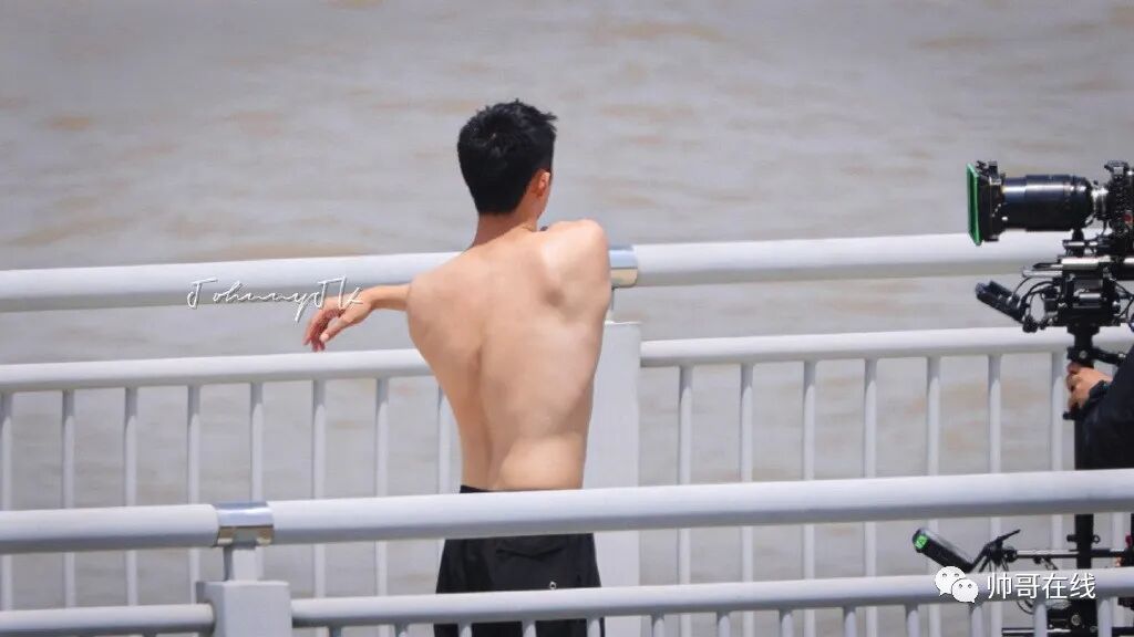 还这扑面而来的腹肌,不得不说,黄景瑜的外型和身材,张力真的爆表了
