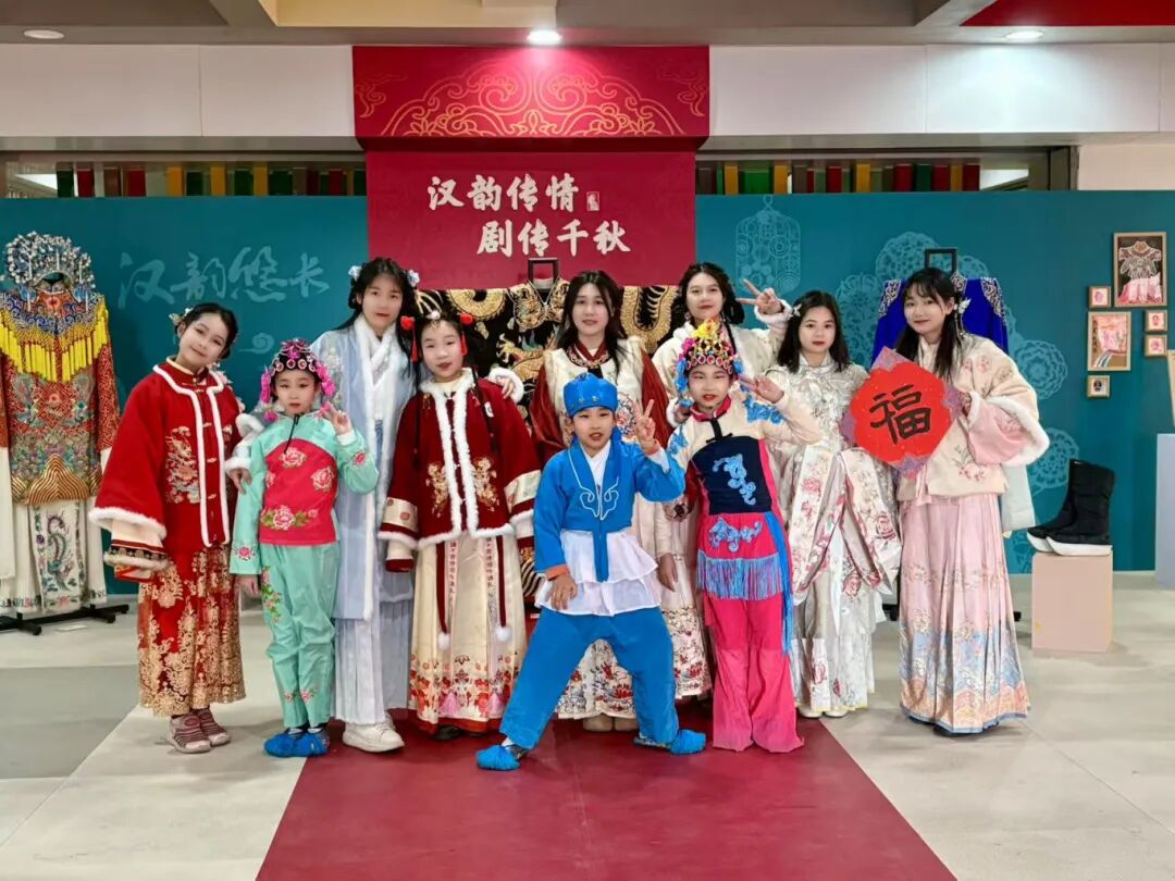 团队成员：岳新银 熊梦依 杜艳芬 王秋妹 欧阳沁文 易可 文意 刘骁越 惠佳仪.JPG