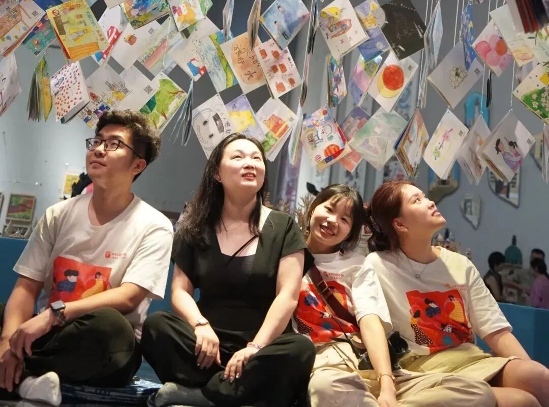 2.格鲁伯实验学校美术团队 杨志昊 黄丹 何苑珊 白莲.JPG