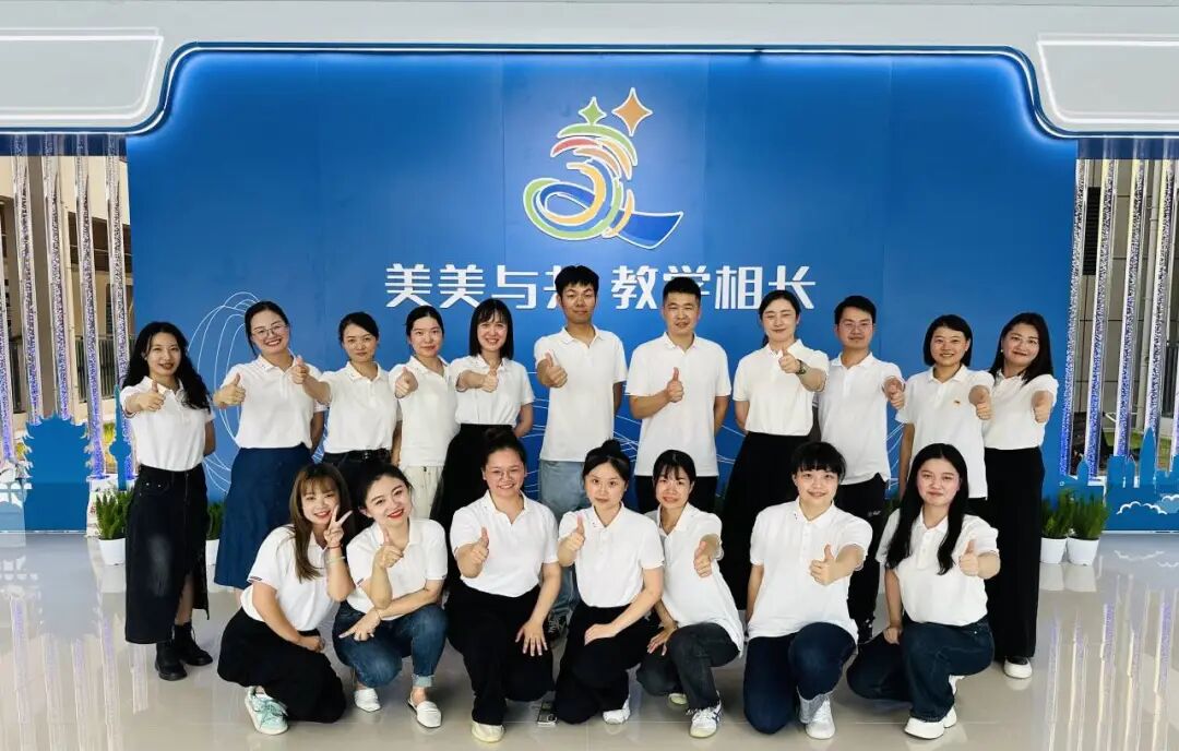 二小团队 胡婕 郭诗若 罗先霞 杨奇 刘玥 管立勇 薛浩然 姜祯 王稳 杨虹 高慧敏 罗立韦 王璐琪 张菁菁 凃汀滢 何文雅 李思颖 沈姝慧.jpg