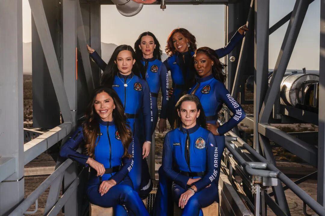 水果姐乘飞船上太空 手持花瓣自拍！