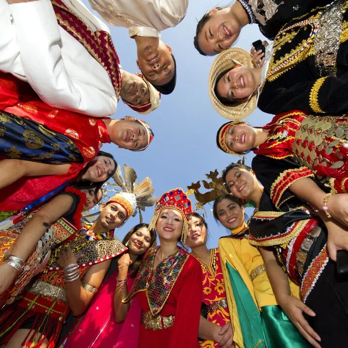 还是特色服饰,手工艺品,独特庆典和歌舞文化?