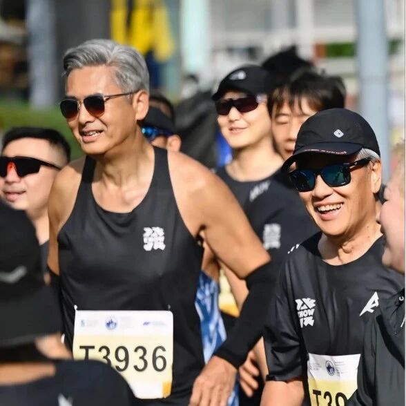 周润发陪跑!2小时完赛港马!80岁刘江:全靠发哥'逼'我跑步