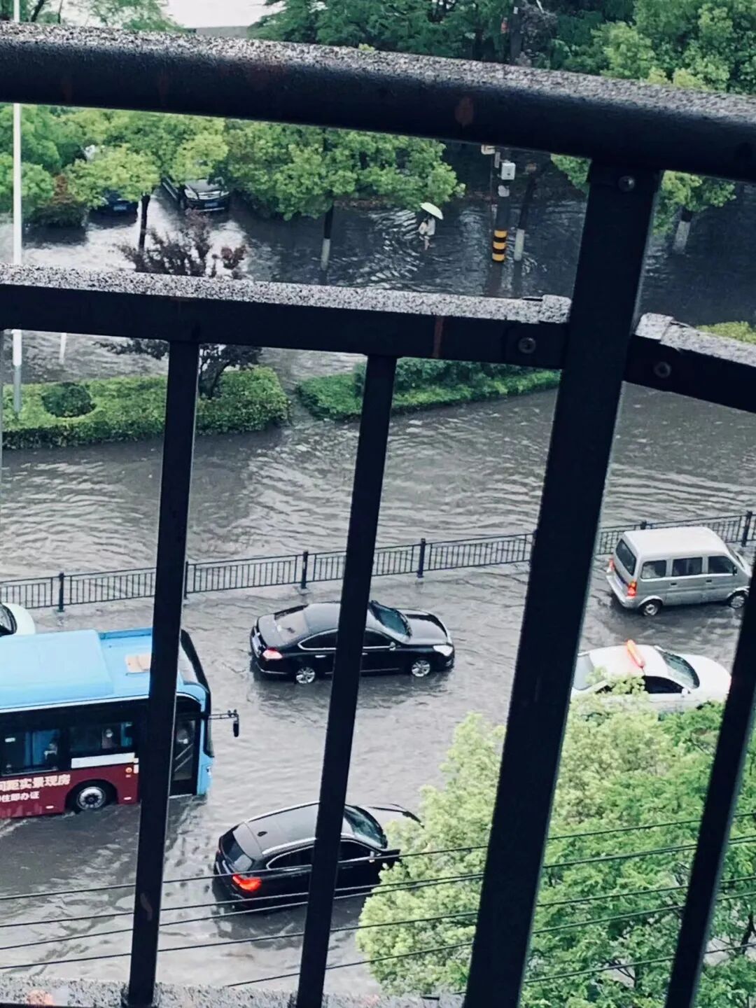湖北多地遭遇暴雨冰雹天气明日降水减弱18日夜间起降水将再度加强