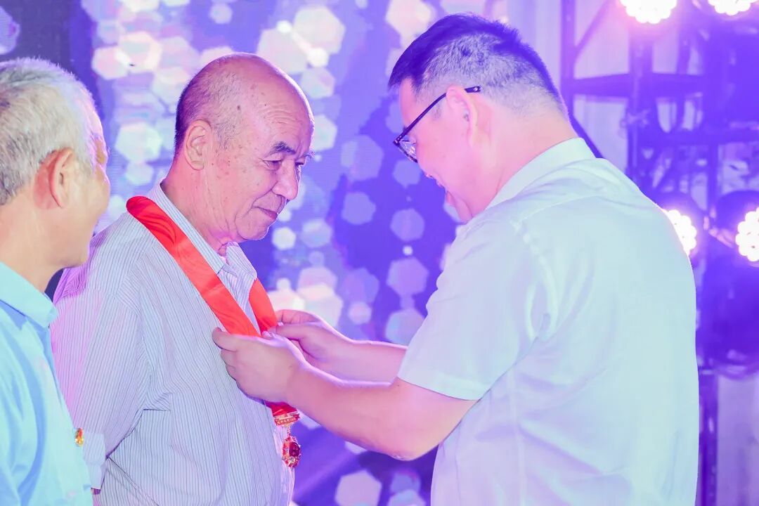 伟,街道人大工委主任徐荣银为"光荣在党50年"老党员代表颁发纪念章