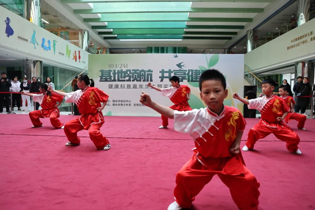 青少年宫传统武术学员,螳螂拳学员带来精彩的开场表演.