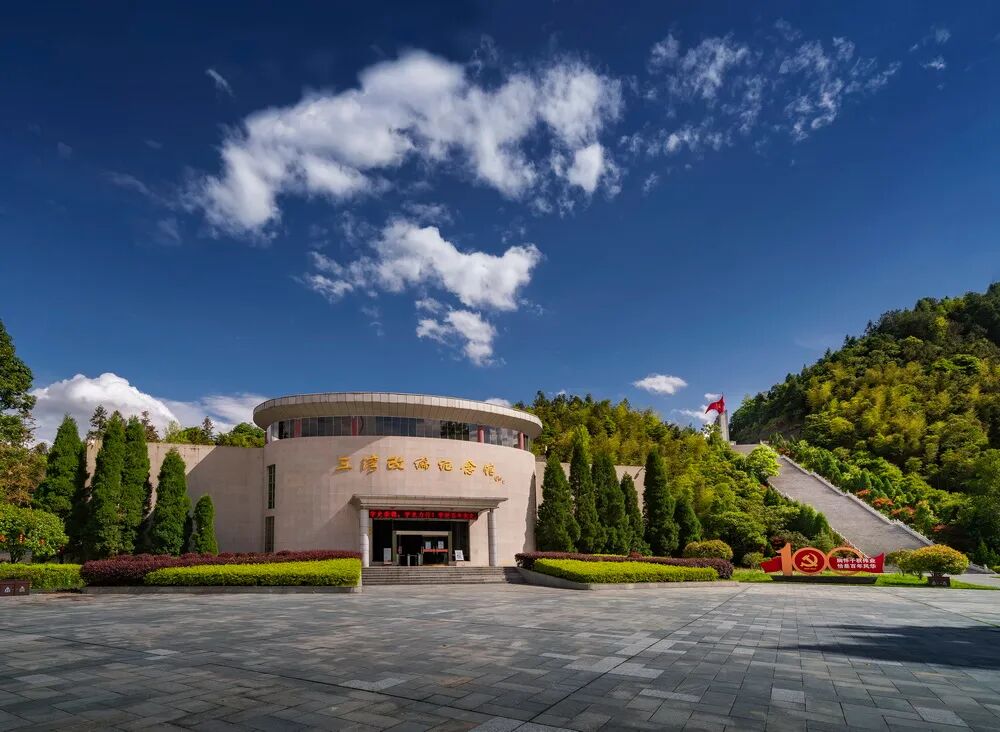 摄赣江日出 吴燕 摄井冈山洋界瀑布云 吴杭琳 摄井冈山茅坪八角楼