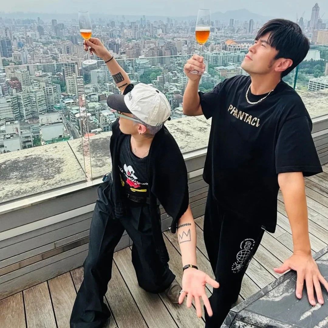「周杰伦 + 权志龙」合体,亚洲天王一起喝酒装x自拍了~