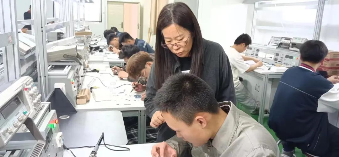 “鲲鹏新材料杯”技能大赛电子装调项目.jpg