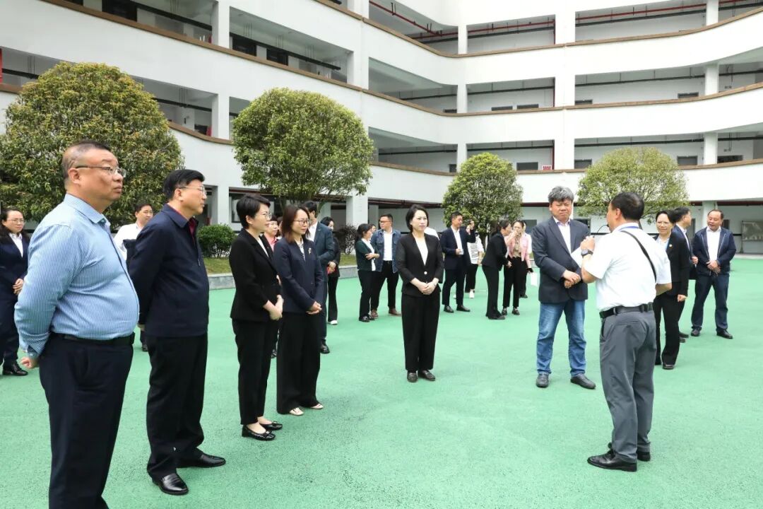 颜金松名师工作室揭牌仪式暨新时代名师大讲堂活动在都匀举行