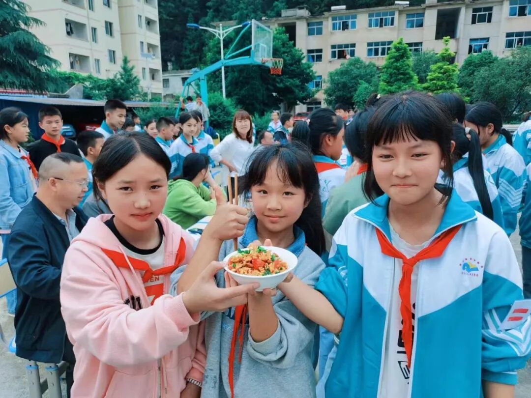 匀东镇大坪联芒中心完全小学都匀市联芒中心完全小学以"红领巾·爱