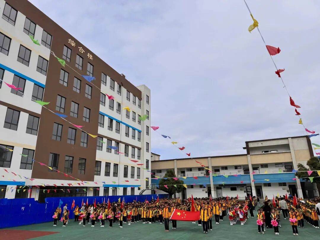 匀东镇大坪中心完全小学,幼儿园都匀市大坪中心完全小学全体师生,退休