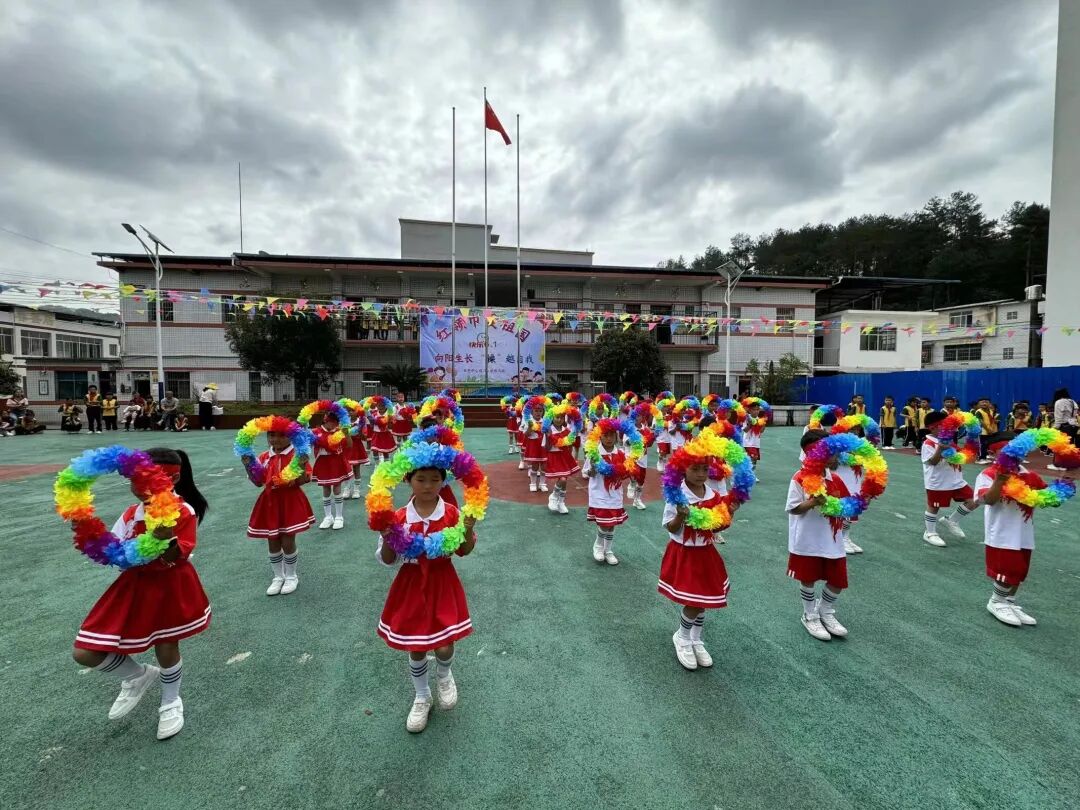 匀东镇大坪中心完全小学,幼儿园都匀市大坪中心完全小学全体师生,退休