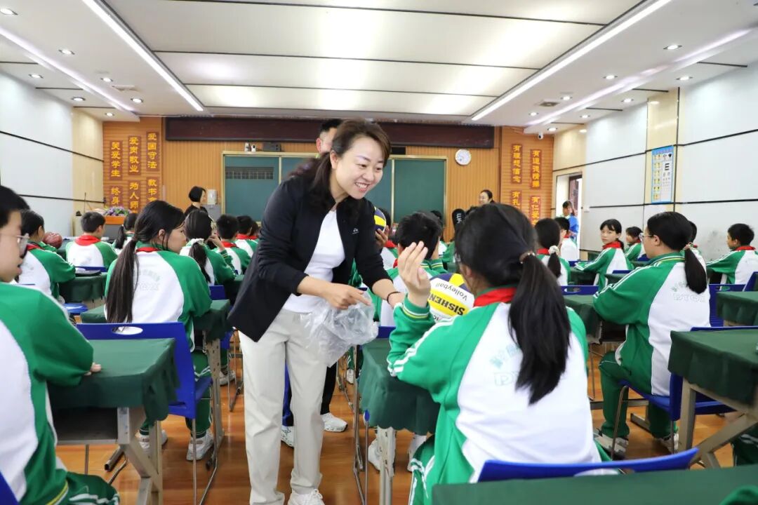 在都匀七小,张丽芳详细了解校园建设,学校教育,师资力量配备等情况,并