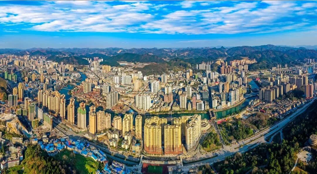 贵州日报整版聚焦都匀光影茶都其势正盛