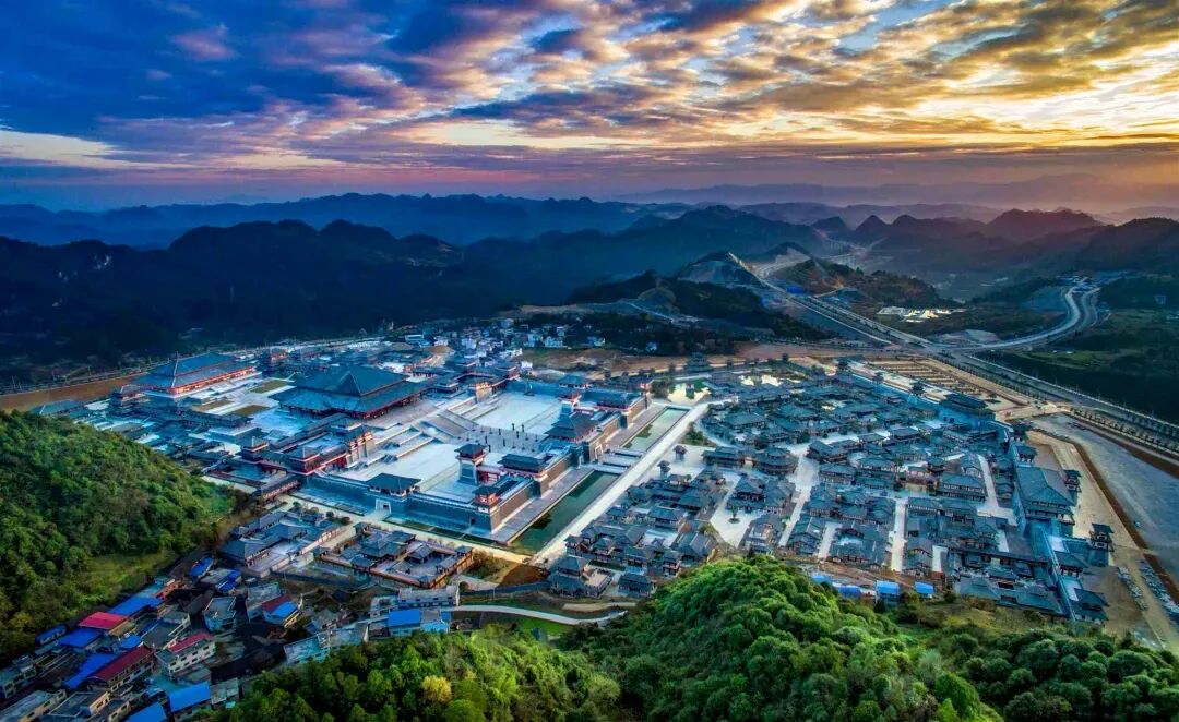 贵州日报整版聚焦都匀光影茶都其势正盛