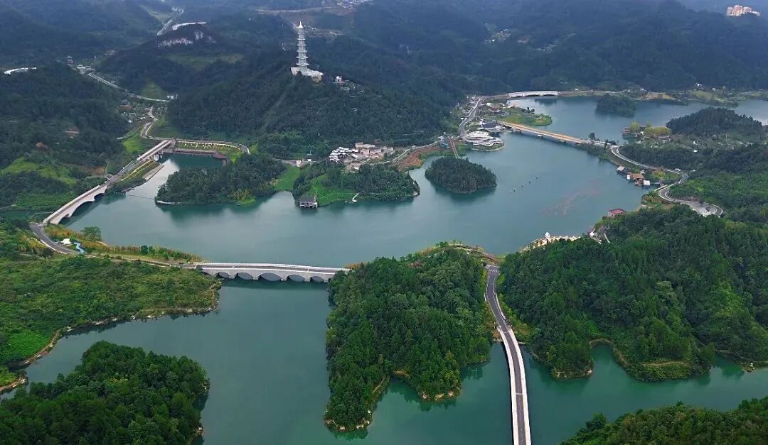 绿地公园内形态各异的桥,为桥城都匀增添了更加丰富的色彩