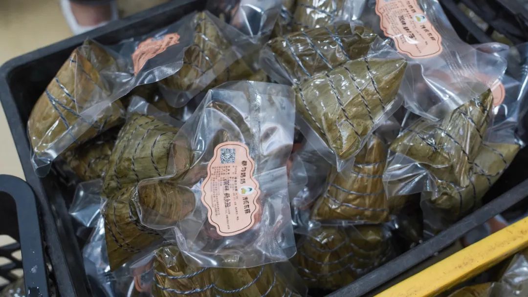 布依嘎婆农产品有限公司,主要也是经营都匀灰粽,现在公司生产的粽子也