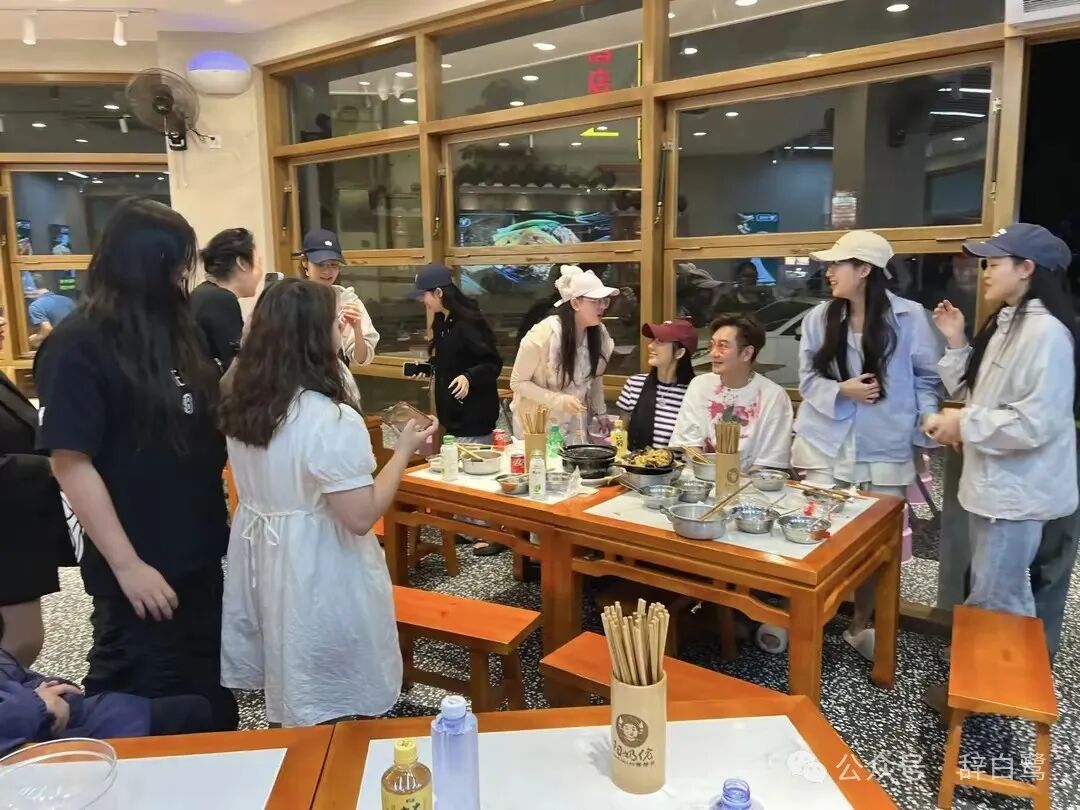 56岁陈浩民现身福建街头显沧桑