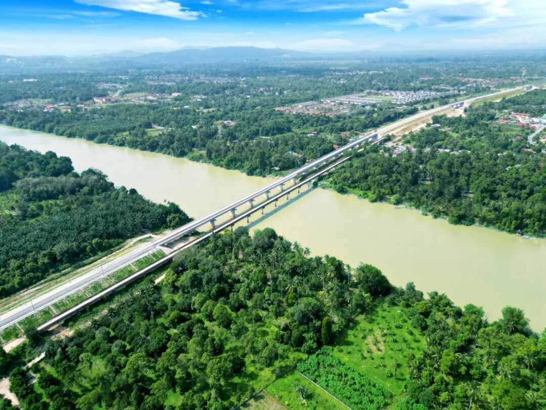 中交集团承建的马来西亚东海岸铁路北起哥打巴鲁，向南至关丹后折向西至巴生港，全长665公里，是中国企业目前在海外承建的最大单体交通基础设施项目。.jpg